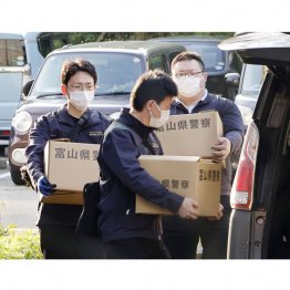 富山大の五福キャンパスを家宅捜索し、押収物を車両に積み込む富山県警の捜査員=12日午後、富山市(C)共同通信社