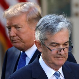 犬猿の仲?(トランプ大統領=左とFRBのパウエル議長)/(C)ロイター
