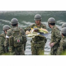 回収された墜落機の残骸と見られる破片(C)共同通信社