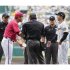 広島・新井監督（左）と阪神・藤川監督＝昨18日（Ｃ）共同通信社