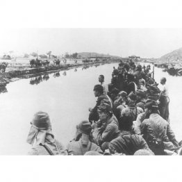 中国の銭塘江(川)を進日本軍兵士(1937-1945の頃) (C)Robert Hunt Libraryvan/Mary Evans Library/共同通信イメージズ
