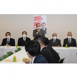 防衛費増税では国民不在で駆け引きをし…(自民党税制調査会で発言する宮沢洋一税調会長=2022年12月)/(C)日刊ゲンダイ