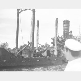 ニューギニア島・ブナ地区に残る日本の貨物船の残がい(1955=昭和30=年2月23日、=派遣団員撮影)