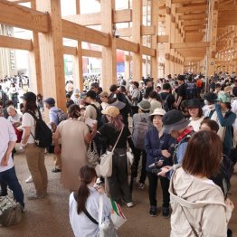 次から次に問題が…(C)日刊ゲンダイ
