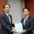 公開したのはこの場面だけ（江藤前農相から引き継ぎを受ける小泉農相＝右）／（Ｃ）共同通信社