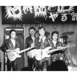 このファッションもジョニー大倉(左端)の発案(C)共同通信社