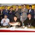 地元茨城県つくば市で開かれた祝勝会の大の里＝中央（左は父・中村知幸さん、右は二所ノ関親方）／（Ｃ）共同通信社