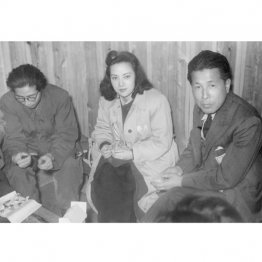 上海から引き揚げ直後の李香蘭(中央)、1946年4月(C)共同通信社