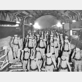 二・二六事件、 両国駅に着いた歩兵第57連隊(佐倉連隊、1936=昭和11=年2月26日)/(C)共同通信社