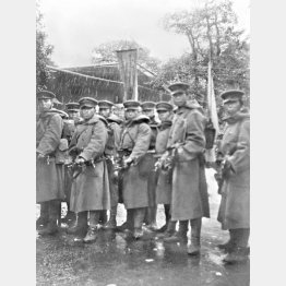 山王下の料亭「幸楽」前で銃を構える反乱軍(1936=昭和11=年2月26~28日のいずれか)/(C)共同通信社