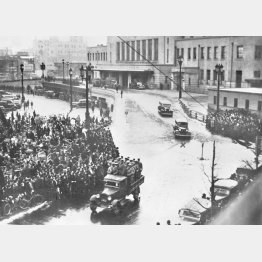 事件を受けて弘前から鉄道で東京に戻った秩父宮を乗せ上野駅を出る車(1936=昭和11=年2月27日)/(C)共同通信社