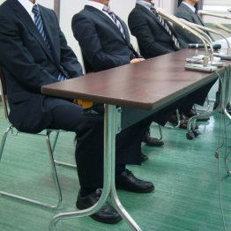 控訴審判決後、他の遺族と共に会見(提供写真)