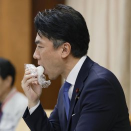 メディア殺到(C)共同通信社