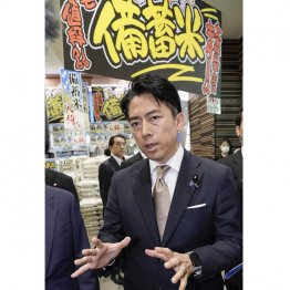 まるっきり三文政治ショー(C)共同通信社