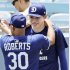 佐々木にはロバーツ監督も細心の注意を払っている（Ｃ）共同通信社