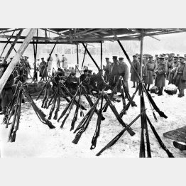 完成間近の国会議事堂の敷地内に入り、休息をとる反乱軍兵士＝1936年2月27日（Ｃ）共同通信社