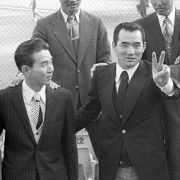 長嶋茂雄監督(右)と関根順三ヘッドコーチ(昭和49年11月)/(C)共同通信社