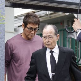 弔問に訪れたソフトバンクの王貞治氏(右)を見送る巨人の長嶋茂雄終身名誉監督の長男・一茂氏(C)共同通信社