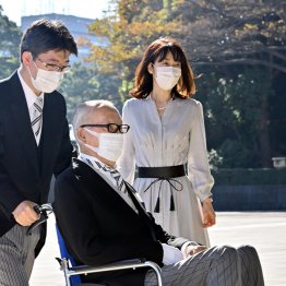 巨人の長嶋茂雄終身名誉監督と次女・三奈氏=2021年の文化勲章親授式で(代表撮影)