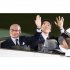 国民栄誉賞を受賞、引退セレモニーでオープンカーに乗りファンの歓声に応える両氏（Ｃ）日刊ゲンダイ