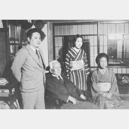 斎藤実内大臣(左2)の家族写真(右端が夫人、1932=昭和7=年5月撮影)/(日本電報通信社撮影)