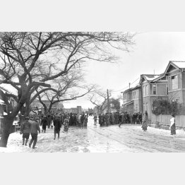 歩兵第三連隊の営門前に集まった市民(1936=昭和11=年2月26日から29日までのいずれか)/(C)共同通信社