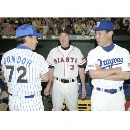 2000年の球宴で、巨人・長嶋監督（中央）、中日・星野監督（右）とベンチ入りする筆者（Ｃ）共同通信社