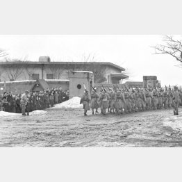 反乱を鎮圧されて原隊復帰する歩兵第3連隊。麻布区竜土町(現在の港区六本木)の駐屯地営門横では多くの人々がその様子を見守った(1936=昭和11=年2月29日)/(C)共同通信社
