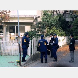 幼女が行方不明となった音羽幼稚園付近を調べる捜査員(C)共同通信社