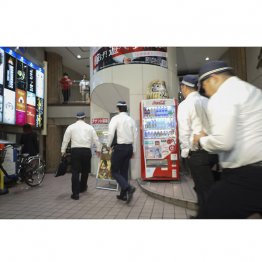 ホストが匿流に資金提供か、名古屋市中区のホストクラブへ家宅捜索に入る大阪府警の捜査員=4日(C)共同通信社