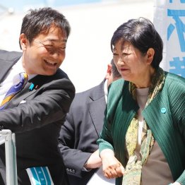 蜜月(国民民主の玉木代表と小池都知事)/(C)日刊ゲンダイ
