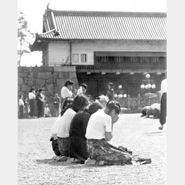 1945(昭和20)年8月15日正午過ぎ、昭和天皇はラジオで終戦の玉音放送を伝えた。皇居前広場に集まった国民(C)共同通信社