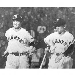 伝説の一発(長嶋茂雄を迎える川上哲治コーチ=1959年6月25日)/(C)共同通信社