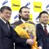 ウルフ・アロン（吉田秀彦総監督＝左、海老沼聖監督＝右）／（Ｃ）日刊ゲンダイ