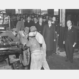 横浜市の日産重工業(現日産自動車)を訪問した昭和天皇(1946=昭和21=年2月19日)/(C)共同通信社