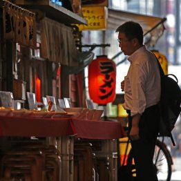 苦境は飲食店だけではない。実質賃金は3年連続でマイナス、安易なバラマキ政策では…(C)日刊ゲンダイ
