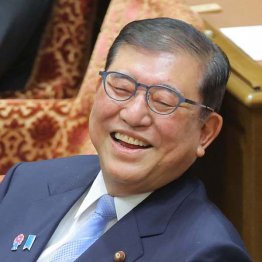 支持率回復で機嫌よく、たった給付金2万円ぽっちで物価対策気取り(C)日刊ゲンダイ