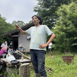 作業の説明をする高坂勝さん(NPO法人「SOSA PROJECT」創設者)/(C)日刊ゲンダイ