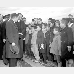 神奈川県横須賀市の海外引き揚げ者寮で子どもたちと話す昭和天皇(1946=昭和21=年2月20日)/(C)共同通信社