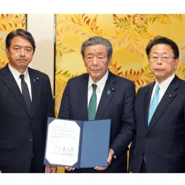 3党幹事長会談で合意書を交わす、左から国民民主党の榛葉幹事長、自民党の森山幹事長、公明党の西田幹事長=2024年12月13日(C)日刊ゲンダイ