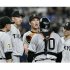 戸郷翔征（左2）のもとに集まる巨人ナイン（Ｃ）共同通信社