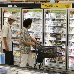 結果、商品やサービスの価格に税金分を転嫁されるのではないか?(C)共同通信社