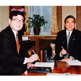 官房長官の引継ぎをする加藤紘一(右は河野洋平)/(C)日刊ゲンダイ