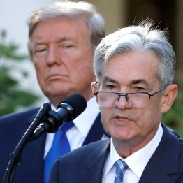 険悪…(トランプ米大統領とFRBのパウエル議長=右)/(C)ロイター