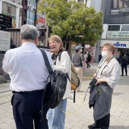 右が広江ディレクター、左が近堂かおりリポーター（本人提供）