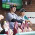 15日楽天戦、佐藤輝明の走塁に表情を曇らせる阪神・藤川監督（右は、藤本敦士コーチ）／（Ｃ）共同通信社