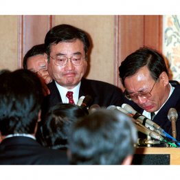 内閣不信任案は否決(加藤紘一、右は谷垣禎一)/(C)日刊ゲンダイ