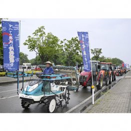 農業機械は「買い替え」をなるだけなるだけ延ばして10年20年と使う(コメ高騰も低収入訴え、デモ行進する田植え機やトラクター=14日)/(C)共同通信社