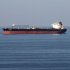 ホルムズ海峡を封鎖されたら…（海峡を渡る石油タンカー）／（Ｃ）ロイター
