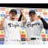 森下翔太（右）と伊藤将司（Ｃ）共同通信社